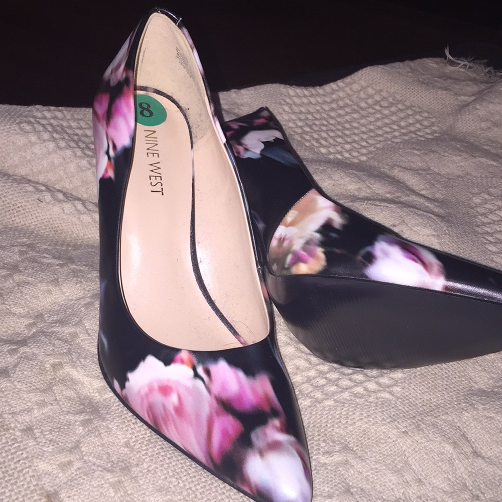 Size 8 Nine West floral pumps. Never worn.